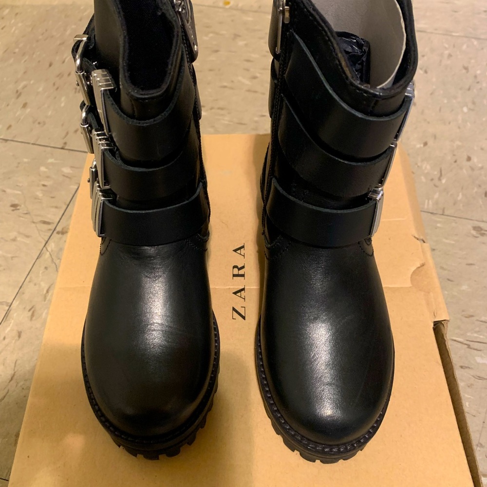 Black Zara boots kids ( SZ 11 1/2 ) worn once new condition.